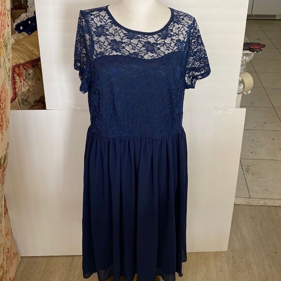 Navy lace top bottom sheer lined 100 % polyester - Picture 1 of 4